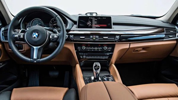 Двата бензинови двигателя на X6 са турбинени 3-литров "шестак" и 4,4-литров V8. С възрастта за тях са характерни не само само течове на масло, но и осезаем разход на масло.

Какво да се направи

При трилитровия N55, честа причина за течове на масло не са толкова износените гарнитури, колкото проблемите с вентилационния клапан на картера. Срокът му на експлоатация е около 50 000 км, след което са възможни течове и нестабилна работа на двигателя. При V8 от серия N63, простата смяна на гарнитурата няма да свърши работа. Най-често виновни са износените уплътнения на клапаните и заседналите бутални пръстени. Това означава само едно - основен ремонт на двигателя.
